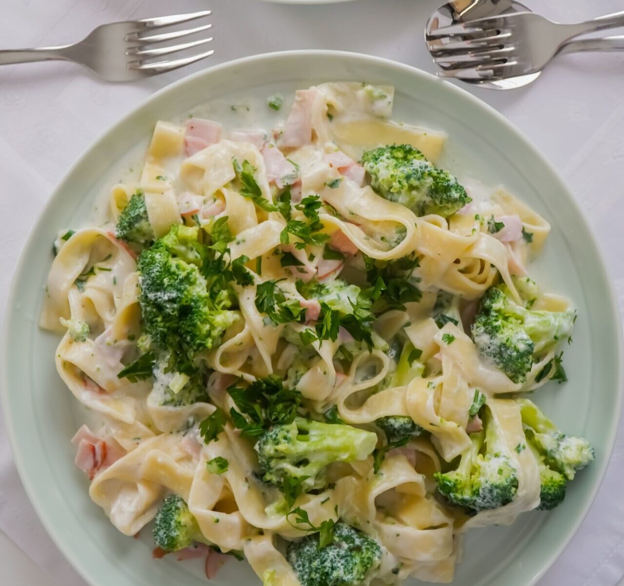 Tagliatelle pasta with bacon, broccoli, and creamy cheese sauce for 4