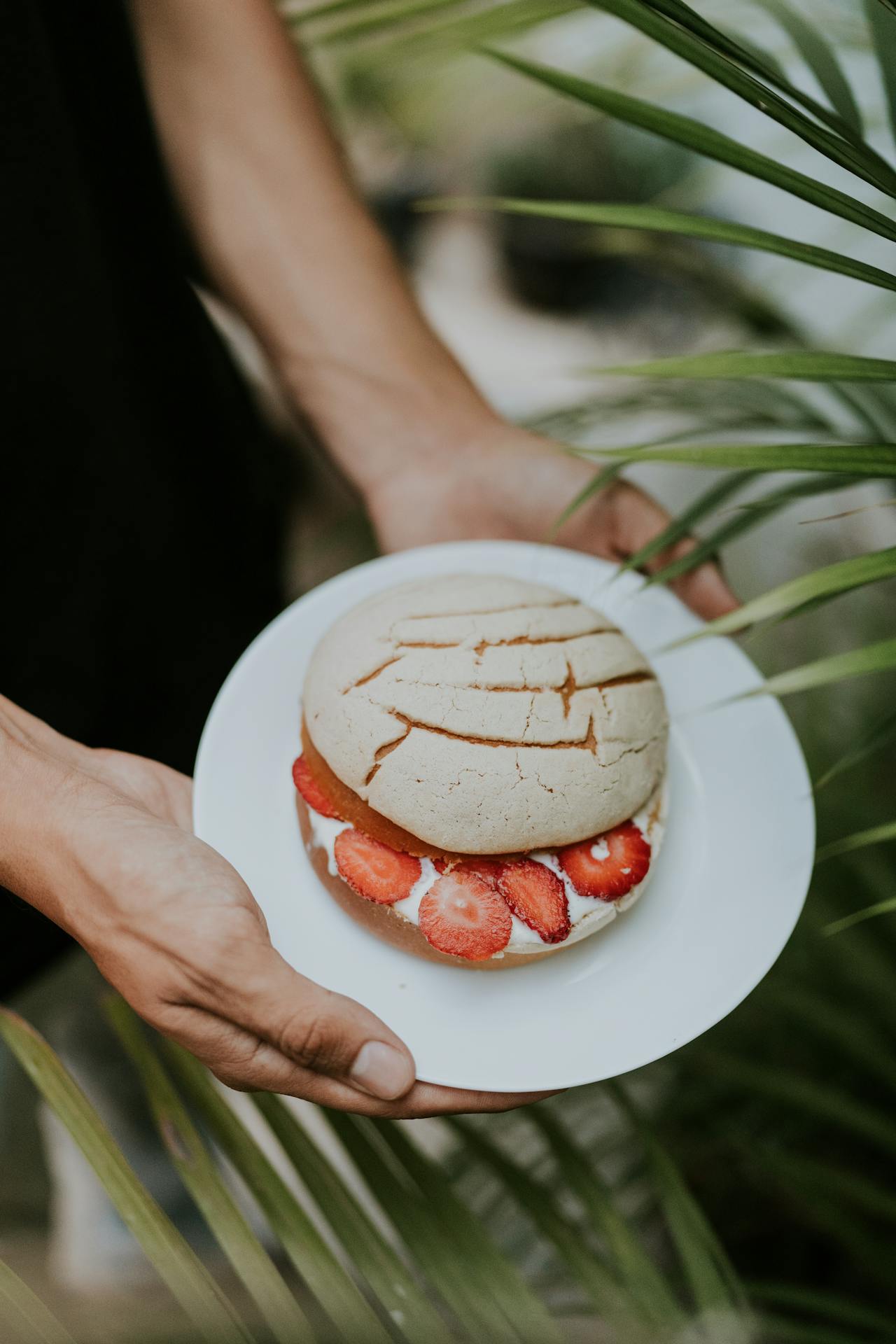 Meringue with strawberries recipe