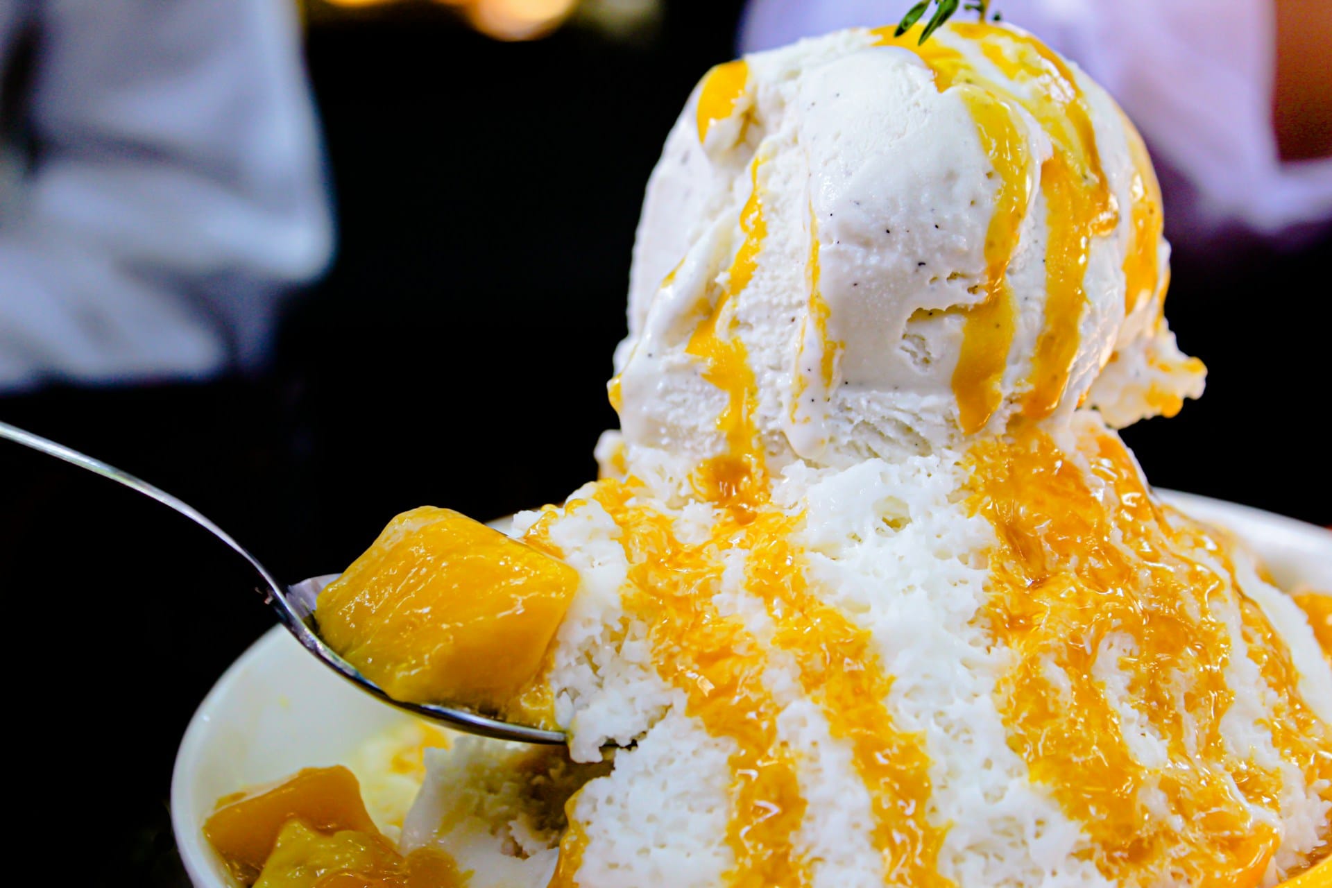 Vanilla Ice Cream with Mango Sauce recipe