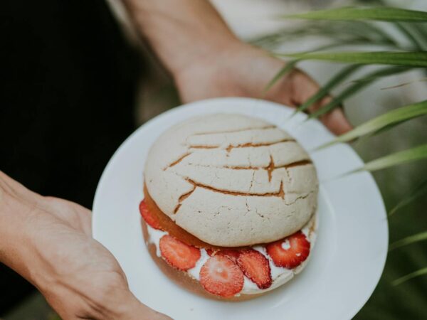 Meringue with strawberries recipe